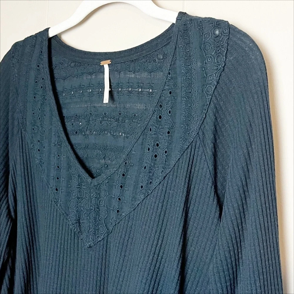 Free People Parisian Nights Top Medium black solid bell sleeve eyelet lace‎ boho